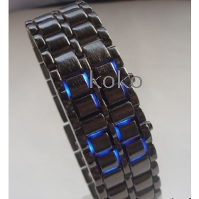 Groothandel - gratis verzending Nieuw Grind kruimelig zwart Iron horloge Samurai fashion Japan Handketting tafel blauwe LED lamp horloge polshorloge # vb3