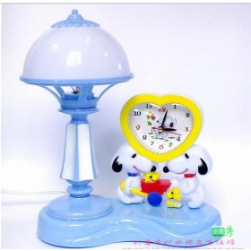 Lovely Snoopy asztali lámpa + pointer típusú kis ébresztőóra hálószoba asztali lámpa horgonyzó lámpa kombinációja divatos romantika