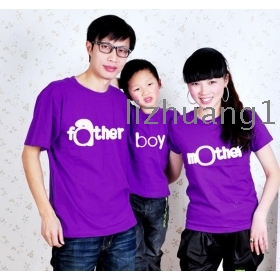 Uma família de três pai-filho roupa de verão usar camisetas com manga curta família família com os pais ea mãe