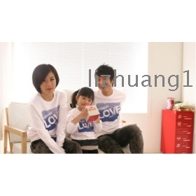 La mère a mis un T -shirt à manches courtes et la Corée du Sud robe bain de soleil équipement de parent - enfant en famille