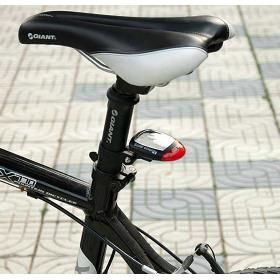 Regisztrálj ingyenes szállítás !! 5set / tétel Solar Power Kerékpár LED Kerékpár Tail Hátsó Red Light lámpa hátsó lámpa w / bilincs