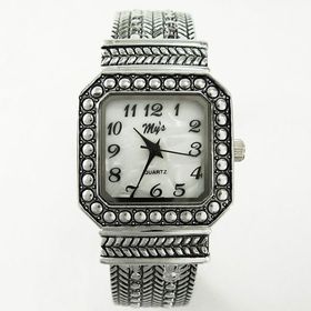 Retro Vintage Watch Quartz Óra Sport karperec órák Női Mandzsetta Wrist Női kvarcóra Elegáns tér M433W