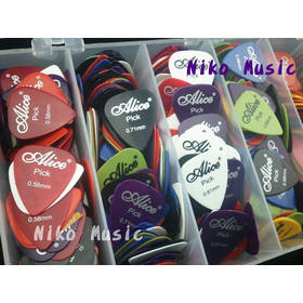 Lots Of 100pcs Acoustic Electric Guitar Picks plektre ( Assorted Tykkelse og farver) gratis forsendelse engros