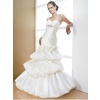 2010 style! Beautiful A-Line/Princess Sweetheart Neckline Applique Large fold wedding dresses .
